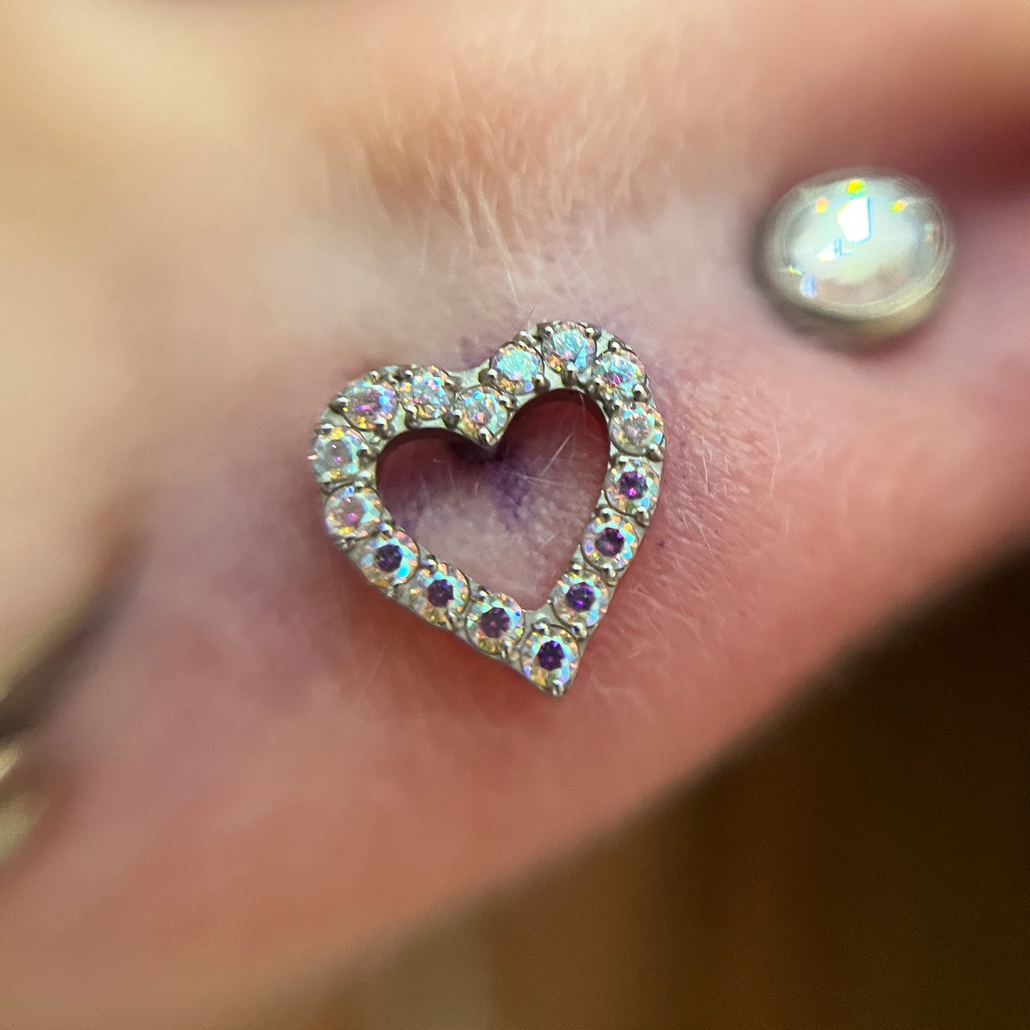 Labret Corazón Calado Cristales Tornasol